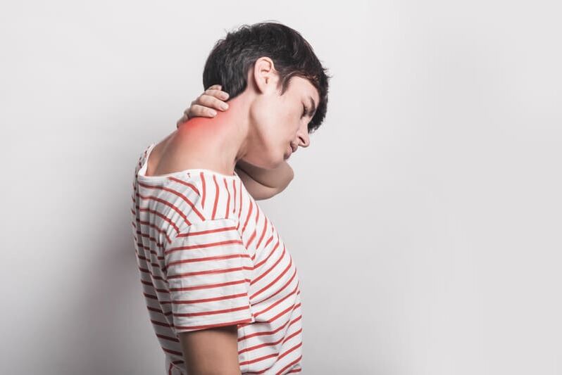 Болка во вратот кај жена со остеохондроза на цервикалниот 'рбет