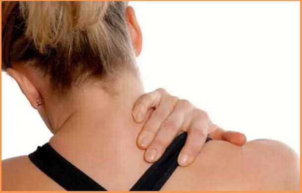 Цервикалната остеохондроза се манифестира со болка и вкочанетост во вратот. 